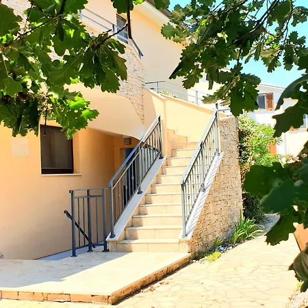 Apartamento Villa Sloboda Apartments Pinezići