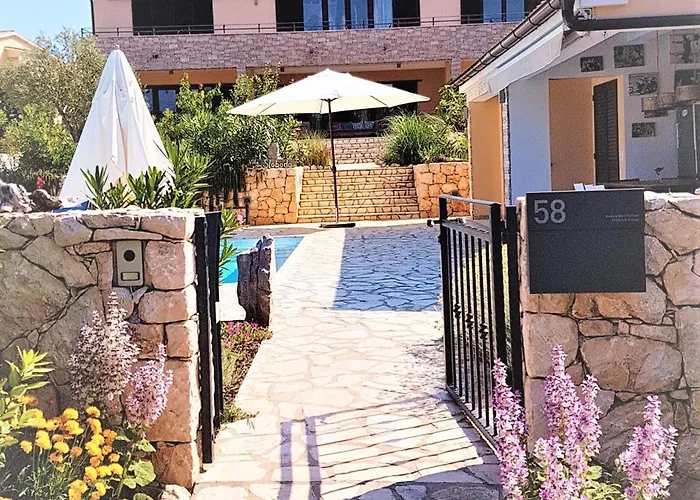 Villa Sloboda Apartments * Pinezići
